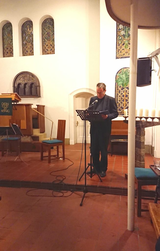 Pastor Goßmann Begrüßung Gedenkkonzert 7. Okt. 2024 Am Israel Chai Jerusalem Kirche